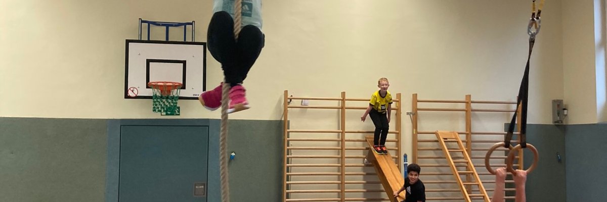 Клас 3в се занимава със спорт.