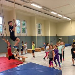Class 3c does sport.