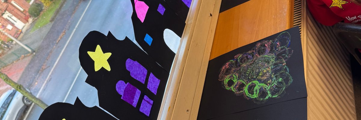 Niños y padres de la Escuela Viktoria en el acto de artesanía navideña del 28 de noviembre de 2024.