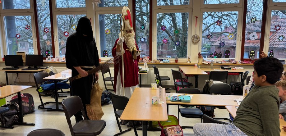 Pyhä Nikolaus ja Ruprecht vierailevat Viktoria-koulun lasten luona.