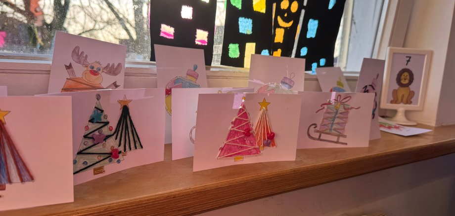 Enfants et parents de l'école Viktoria lors de l'activité manuelle de Noël le 28 novembre 2024.