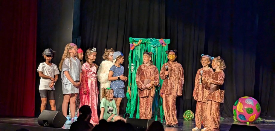 Les enfants de l'école Viktoria assistent à une comédie musicale