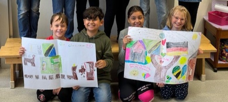 Les enfants de 4b avec leurs dessins pour l'école partenaire