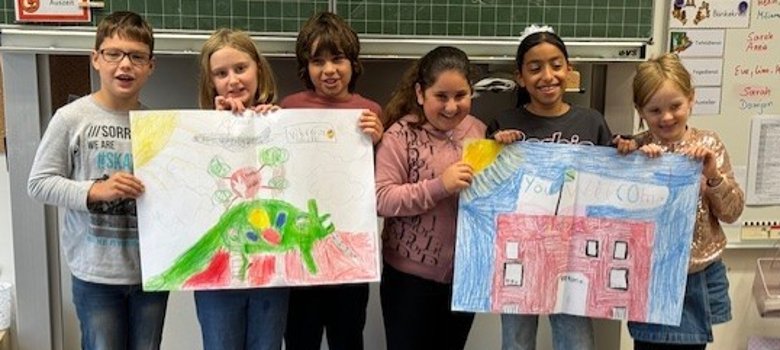 Les enfants de 4b avec leurs dessins pour l'école partenaire
