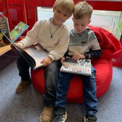 Deux enfants lisent