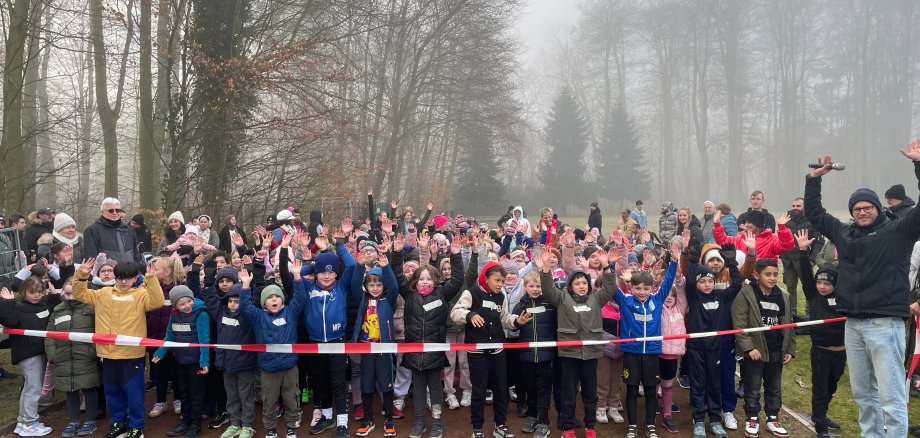 Les enfants de l'école Viktoria attendent le début de la course sponsorisée