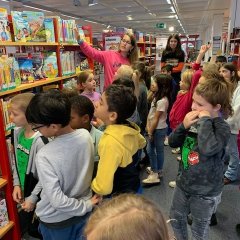 Nyonya Feldmann menunjukkan buku anak-anak