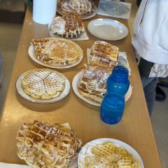 Bambini e genitori della Scuola Viktoria all'evento di artigianato natalizio del 28 novembre 2024.