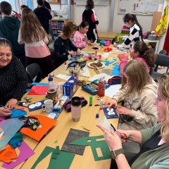 Bambini e genitori della Scuola Viktoria all'evento di artigianato natalizio del 28 novembre 2024.