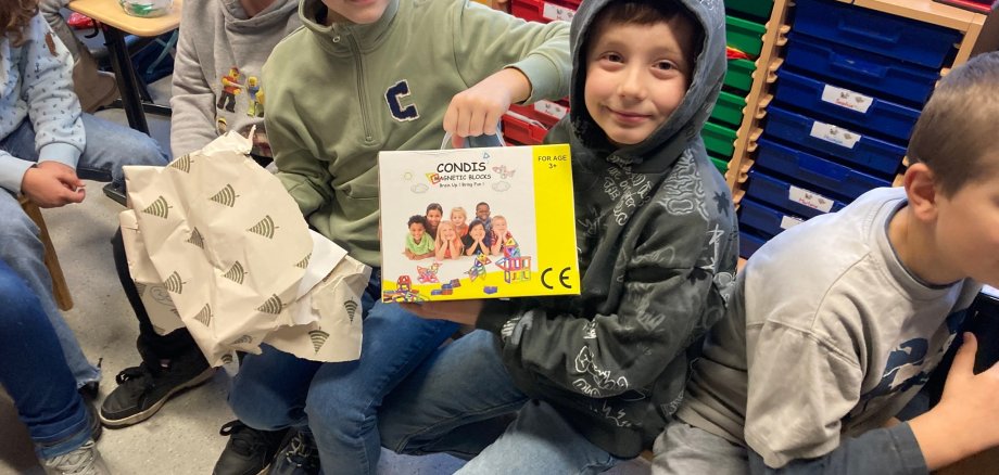 San Nicola e Ruprecht visitano i bambini della Scuola Viktoria.