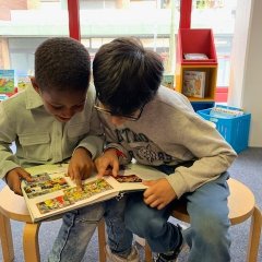 Due bambini leggono un libro insieme