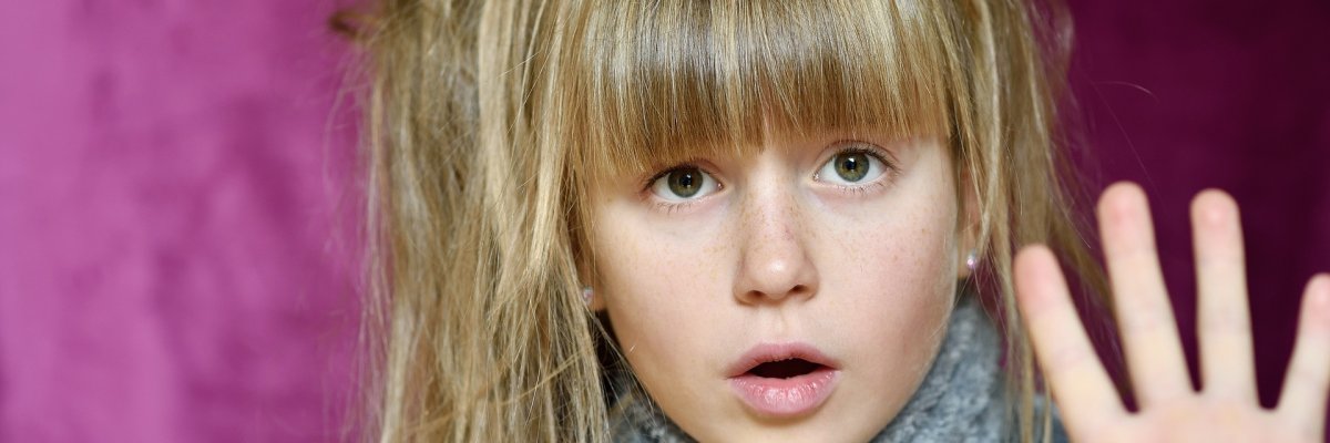 La ragazza alza la mano per fermarsi