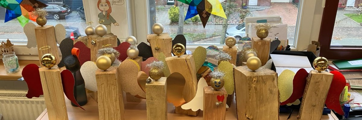 クリスマスの工作をする4年C組の子どもたち。