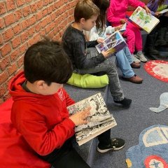 読書コーナーで本を読む子どもたち