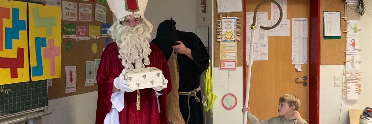Šventasis Mikalojus ir Ruprechtas lanko Viktorijos mokyklos vaikus.