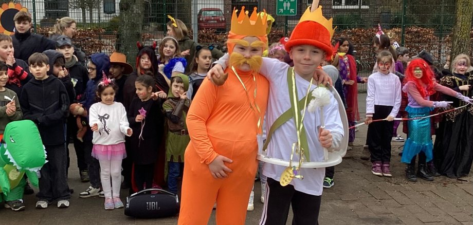 Barn på Viktoria skole feirer karneval