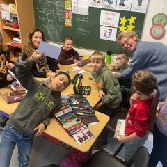 Kinderen en ouders van de Viktoria School tijdens het kerstknutselevenement op 28 november 2024.