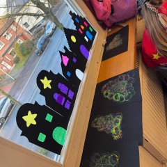 Kinderen en ouders van de Viktoria School tijdens het kerstknutselevenement op 28 november 2024.