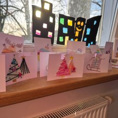 Kinderen en ouders van de Viktoria School tijdens het kerstknutselevenement op 28 november 2024.