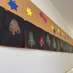 Kinderen en ouders van de Viktoria School tijdens het kerstknutselevenement op 28 november 2024.