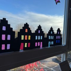 Kinderen en ouders van de Viktoria School tijdens het kerstknutselevenement op 28 november 2024.