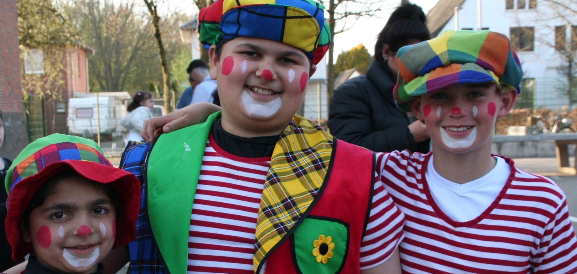 Kinderen van de Viktoria School als clowns