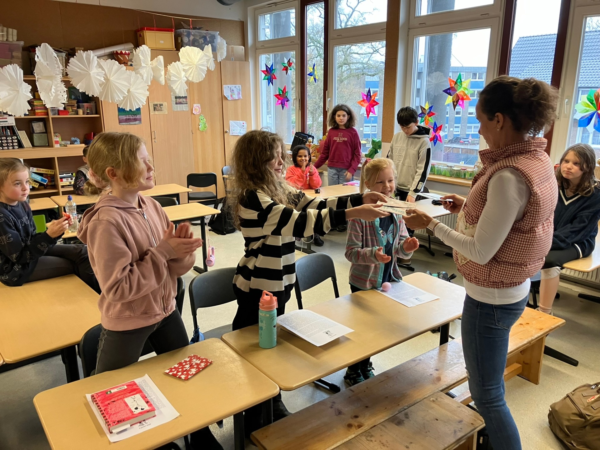 De klassenwinnaars van de interne leeswedstrijd van de school.