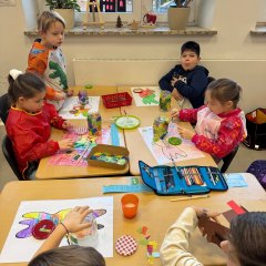 Kinderen en ouders van de Viktoria School tijdens het kerstknutselevenement op 28 november 2024.