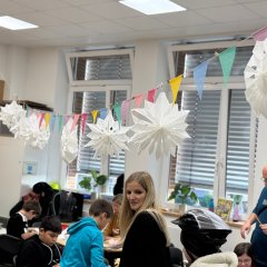 Copii și părinți de la Școala Viktoria la evenimentul de meșteșuguri de Crăciun din 28 noiembrie 2024.