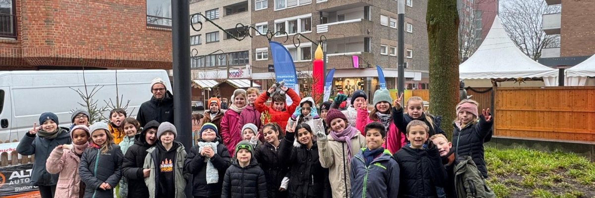 Дети из класса 3c играют в керлинг в центре города Гронау 12.12.2024.
