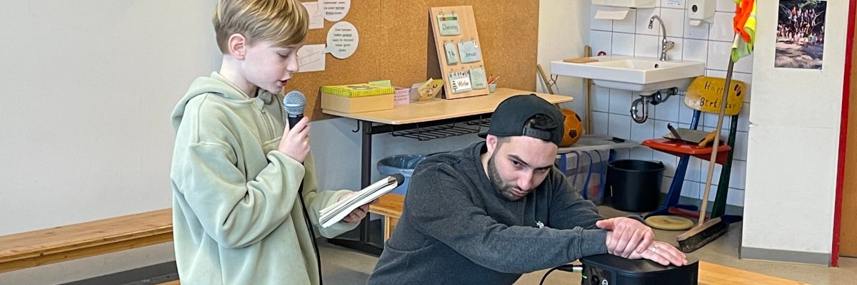 Trieda 4c sa zúčastňuje na projekte Kulturstrolche s hudobníkom Dennisom Bussom.