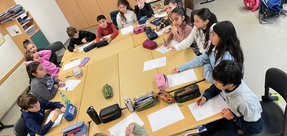 Trieda 4c sa zúčastňuje na projekte Kulturstrolche s hudobníkom Dennisom Bussom.