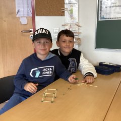 Modeli robov pri pouku matematike.