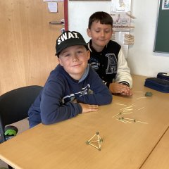 Modeli robov pri pouku matematike.