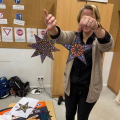 2024 年 11 月 28 日，维克托利亚学校的孩子和家长在圣诞手工活动上。