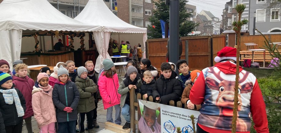 2024 年 12 月 12 日，3c 班的孩子们在格罗瑙市中心玩冰壶。
