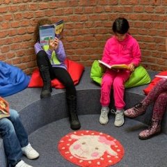 孩子们在阅读角阅读